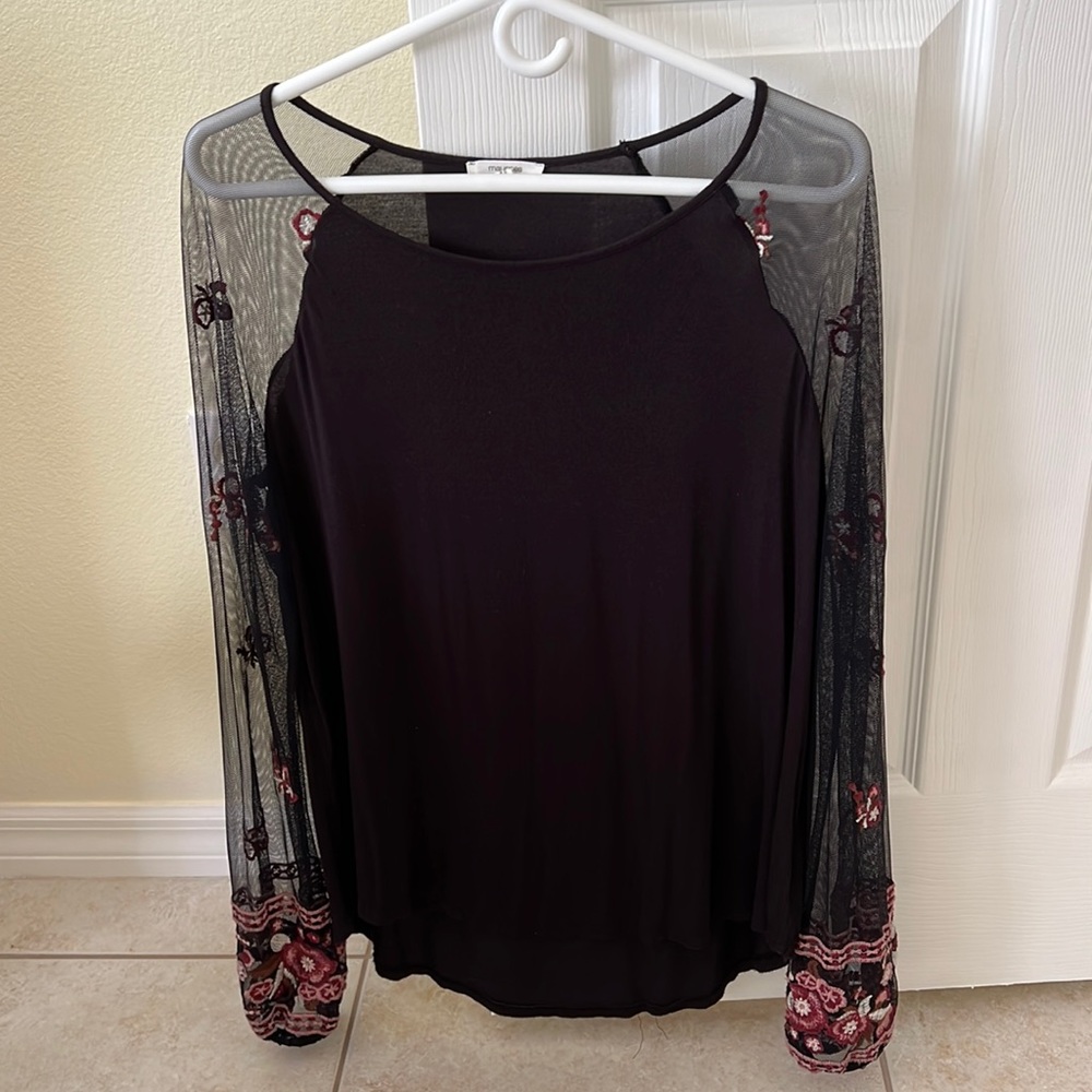 Women’s very attractive perfect top for any occasion.